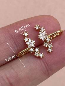 一对优雅时尚的18K镀金闪亮立方氧化锆樱花几何银色耳夹耳环，女士无耳洞星形花朵耳夹耳环，假耳骨耳环，婚礼派对日常首饰，可调节 - 金色 - 查看 10