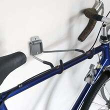 Stalwart - Soporte de pared para bicicleta – Ganchos acolchados de espuma EVA con capacidad de 50 libras – Portabicicletas de cochera abatible para bicicletas de montaña, carretera y niños, por Rad Sportz, color plateado, negro,41023241 - Multicolor - Ver 2