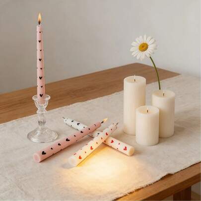 2支/套 25厘米心形香氛蜡烛（多种颜色和尺寸可选）：对比鲜明的心形图案 + 淡雅香气，专为海外春节家庭聚会、周年纪念烛光晚餐、酒店装饰升级、派对餐桌布置以及热门市集摊位商品而设计。