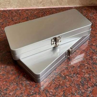 1个升级版复古金属翻盖收纳盒，带铰链盖和锁定装置 - 坚固耐用的铁质结构，节省空间的设计，适用于家庭、办公室、书桌 - 可收纳整理钢笔、工具、卡片、照片、颜料等 - 多功能复古收纳盒