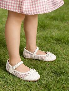 A Pair Of White Girls' Shoes With Bows - Zapatos Para Niña,Kids Shoes,Girls Shoes,Toddler Girl Shoes,Shoes,Shoes Kids Girls,Zapatos De Niña,Girl Shoes,Toddler Shoes,Shoes For Girls,Kids Shoes Girls,Zapatos De Niño,Toddler Shoes Girls,Kids,Girls Dress Shoes,Shoes For Kids Girl,Little Girl Shoes,Girl Shoes For Kids,Flats,Zapatos Para Niñas,Ballet,Ballet Shoes,Dance,Ballet Flats,Pointe Shoes Ballet,Ballerina Shoes,Little Girl Shoes,Mary Jane Shoes Girls,Ballerina Flat Shoes,Girls Mary Jane Shoes,Cheer Shoes,Point Shoes Ballet,Flower Girl Shoes  For Toddler & Little Girls | Ideal For Christmas,Holiday Parties,New Year Celebrations,Weddings,Birthday Parties,Church Events,Outings,Family Gatherings,Special Occasions - 099-62 Trắng - Xem 5