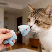 一款由猫木制成的毛绒猫玩偶，卡通造型，采用猫咪喜爱的猫咪材质，经久耐用，可咀嚼清洁牙齿，保持口腔卫生，是让猫咪娱乐的好方法，也是猫咪的好伙伴。 - 彩色 - 查看 4