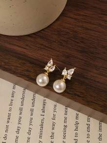 14K镀金CZ珍珠新娘耳环，低过敏镀金耳环，优雅新娘珍珠首饰，女士款 - 三顆鋯石珍珠耳環 - 查看 4