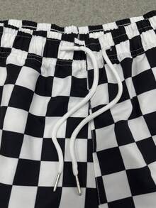 1件男士棋盤格印花休閒沙灘短褲，透氣輕便舒適，適合夏季度假、沙灘與泳池 - 黑與白 - 查看 7