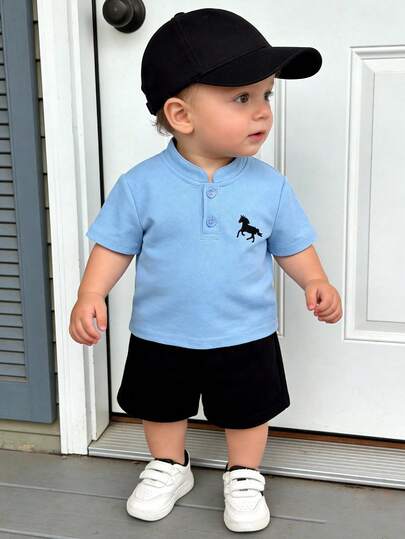 2pcs/Set Newborn Baby Boy Casual Collegiate Style Cute Cartoon Horse Print Polo Shirt Top And Loose Black Shorts Set, Suitable For Indoor, Outdoor, Daily, Sports, Play, Party, Photo Shoot, Vacation, Spring/Summer Wear