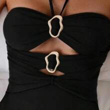 Hepburn-Style Black And Gold Plus-Size Women's Swimsuit Features A Cutout Neckline That Provides Coverage And A Slimming Effect. The Resort-Style Swimsuit Boasts A Classic Black Base With Eye-Catching Metal Buckle Embellishments, Exuding A Simple Yet Luxurious Feel, Effortlessly Creating An Elegant And Retro Hepburn-Inspired Look. - màu đen - Xem 5