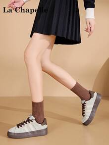 زوج من أحذية كاجوال نسائية من لا شابيل ذات سُمك في القاعدة وأربطة، قاعدة ناعمة للاستخدام الخارجي في الصيف، برقبة منخفضة، أصابع قدم مستديرة، كعب منخفض مانع للانزلاق، لون أنيق ذو قاعدة ناعمة مناسبة للتنزه، أحذية رياضية جلدية منخفضة للنساء مناسبة لصور التخرج - كاكي - مشاهدة 8