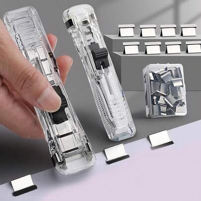 Người đẩy giấy tờ có thư mục bổ sung riêng. Tài liệu và vật liệu văn phòng được sắp xếp gọn gàng. Có một thư mục dự phòng được đóng hộp ở phần đuôi dài. Người đẩy giấy tờ có một thư mục đóng gáy giấy.