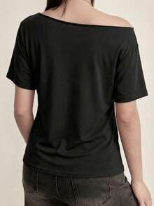 Camiseta gráfica de manga corta con hombros abiertos asimétricos, estilo gótico de los años 2000, de color negro, para mujer, de estilo punk y casual de calle para el verano - Negro - Ver 2
