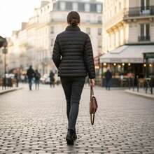 Damska kurtka pikowana z capturem, lekka i ciepła, zapinana na zamek, wygodny krój, praktyczne kieszenie, idealna na chłodne dni, codzienna e uniwersalna stylizacja - nero - Visualizzare 3