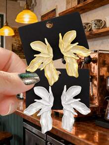 Betykuku 2 pares de pendientes de botón con diseño de hoja de árbol en dorado y plateado, para uso diario, regalo para mujeres y niñas - Mariposa B - Ver 6