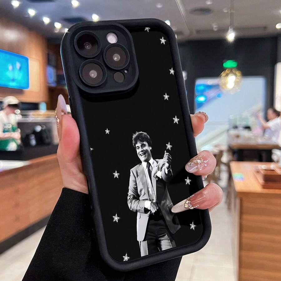 Hombre sonriente con traje y fondo de estrellas. Esta elegante funda es compatible con iPhone 17, 16, 15, 14 Pro Max, 13, 12, 11, XR y XS Plus. Fabricada en TPU flexible, resistente a golpes y arañazos, ofrece una excelente protección contra caídas y un agarre cómodo. Es un regalo ideal para familiares, amigos y seres queridos, y una opción perfecta para festivales. - Negro - Ver 1