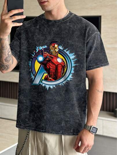 Marvel Esta camiseta con co-marca presenta un diseño gráfico clásico. Esta camiseta de manga corta casual y lavada es cómoda, versátil y duradera, lo que la hace perfecta para el uso diario.