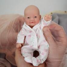 Mire&Mire 逼真新生儿娃娃，7英寸全身柔软实心硅胶重生娃娃，手工制作可爱重生娃娃，完美的圣诞节、万圣节、生日礼物（含随机配件） - 白色 - 查看 2