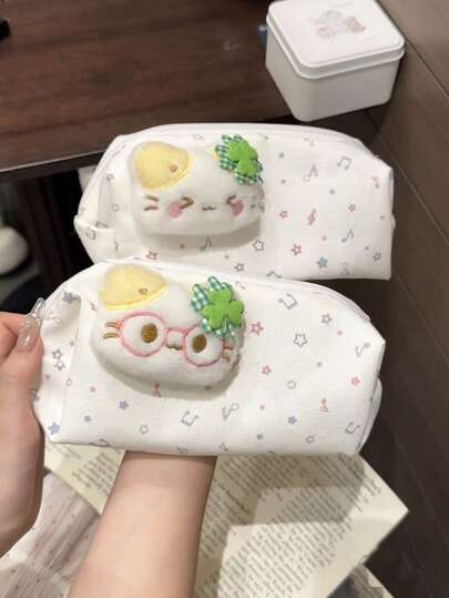 Lucky Memo笔袋，INS风大容量化妆包，带可拆卸可爱玩偶，可收纳各种中小尺寸化妆品、护肤品、化妆工具、首饰、发饰。也可作为笔袋、日常收纳袋、文具整理盒、中性笔盒、返校必备铅笔盒使用。