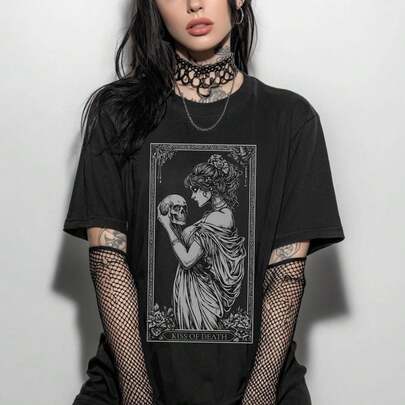 Camiseta gótica "Kiss of Death Taroard" (talla S1), camiseta con gráficos de brujas (talla S1), ropa alternativa "whimsigoth", camiseta punk grunge emo alternativa (talla S1), regalo gótico para ella. Camiseta unisex de algodón 220G. Ropa de primavera, verano y otoño para mujer y hombre. Resistente y suave, combina estilos urbanos, retro y minimalistas. Ideal para uso diario, festivales, trabajo, salidas de fin de semana o para relajarse. Ideal para cumpleaños, aniversarios o simplemente porque sí. Regalos de San Valentín, Carnaval, San Patricio y Pascua.