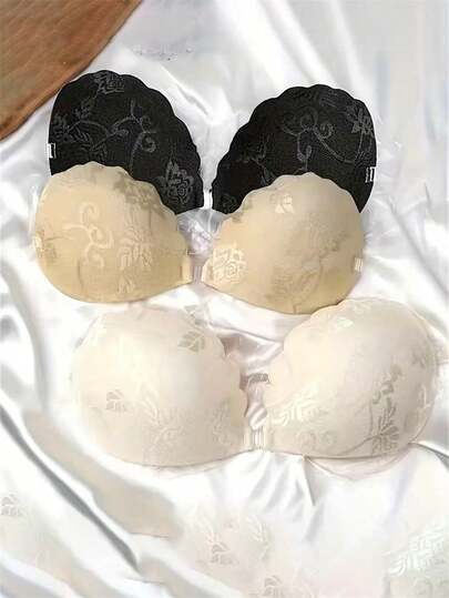 一件不同颜色的蕾丝自粘文胸、一件隐形自粘文胸、一件无后扣肩垫文胸、一个可重复使用的硅胶罩和一个文胸套装。