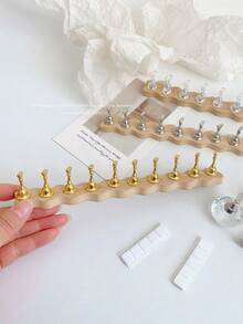 3D立体磁性美甲练习展示架套装:1个底座+10个手指支架,采用木纹弧形矩形设计,适用于美甲DIY、美甲沙龙练习、美甲摄影道具 - 彩色 - 查看 3