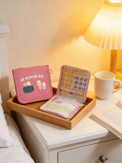 Túi đựng thuốc My Pill Bag họa tiết hoạt hình, túi đựng thuốc di động nhỏ gọn, hộp đựng thuốc đa năng, hộp đựng thuốc và vỏ đựng thuốc du lịch, tiện lợi để đựng thuốc viên mọi lúc mọi nơi, lý tưởng để đựng thuốc viên, vitamin, thực phẩm chức năng và viên nang nhỏ, phù hợp cho người đi du lịch, nhân viên văn phòng bận rộn, sinh viên và sử dụng tại nhà, hoàn hảo cho sử dụng hàng ngày, du lịch, mang theo đến văn phòng và các hoạt động ngoài trời.
