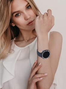 Juego de 2 en 1 de correa de reloj de silicona suave + estuche protector compatible con Samsung Galaxy Watch4 de 40 mm/44 mm para mujer. Correa de reloj de silicona suave y cómoda con hebilla de remache, combinada con un estuche protector de PC a prueba de golpes con brillantes incrustados de rhinestones. El diseño perforado del estuche protector ofrece una sensibilidad táctil. - Caja negra con caja engastada con diamantes. - Ver 8