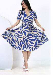 Elegant Women's Midi Dress In An A-Line Cut With A Blue And Beige Print, Short Puff Sleeves, And A Crossover Hem With A Belt. - 藍色瓷磚 - 查看 1