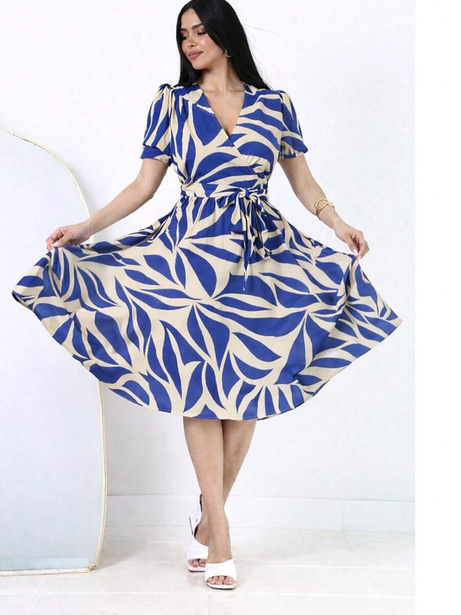Elegant Women's Midi Dress In An A-Line Cut With A Blue And Beige Print, Short Puff Sleeves, And A Crossover Hem With A Belt. - 藍色瓷磚 - 查看 1