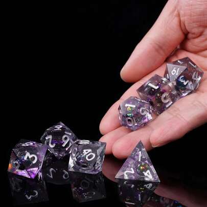 7颗精美宇宙星系树脂骰子套装，手工制作多面尖头骰子，适用于D&D角色扮演桌面游戏，也适用于Pathfinder桌游配件，包含D20、D10、D8、D6、D4和D%骰子。