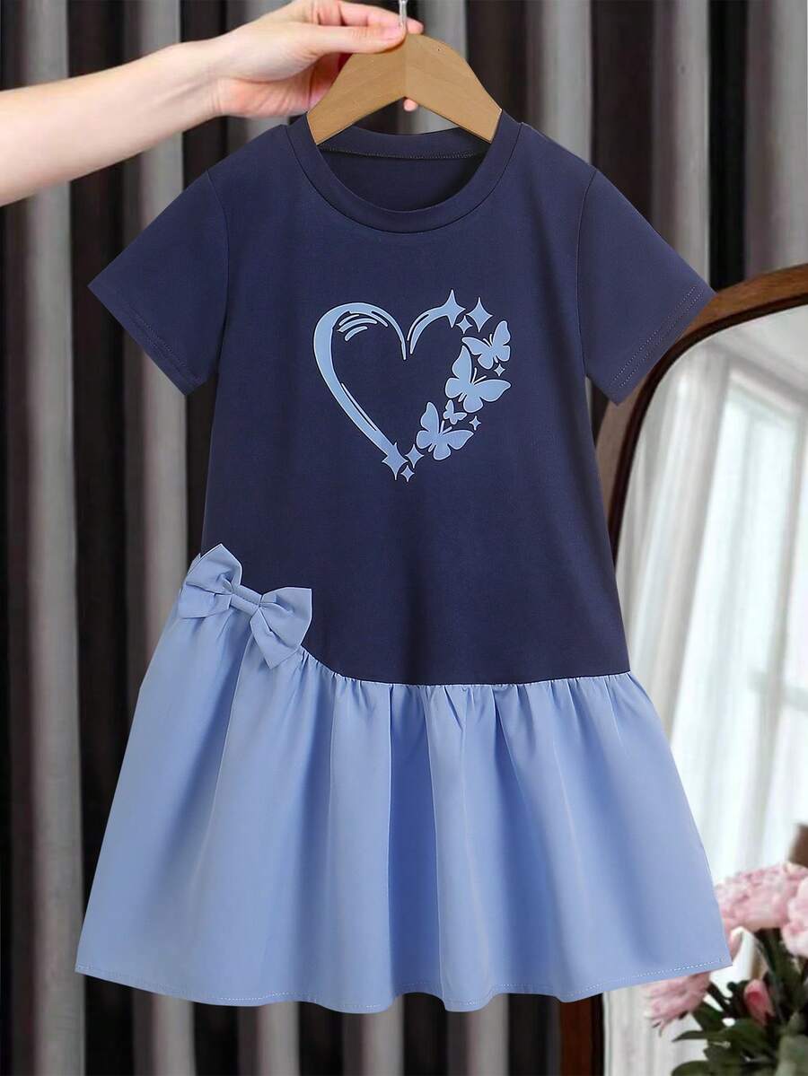 Vestido casual de niña con cuello redondo, manga corta, estampado de corazones y mariposas, y dobladillo irregular con volantes, para primavera/verano - Azul Marino - Ver 1