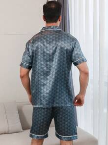 Bộ đồ ngủ nam 2 món gồm áo ngắn tay, quần short và quần dài bằng lụa satin in hình tam giác 3D: áo và quần short. - Màu xanh lam - Xem 3