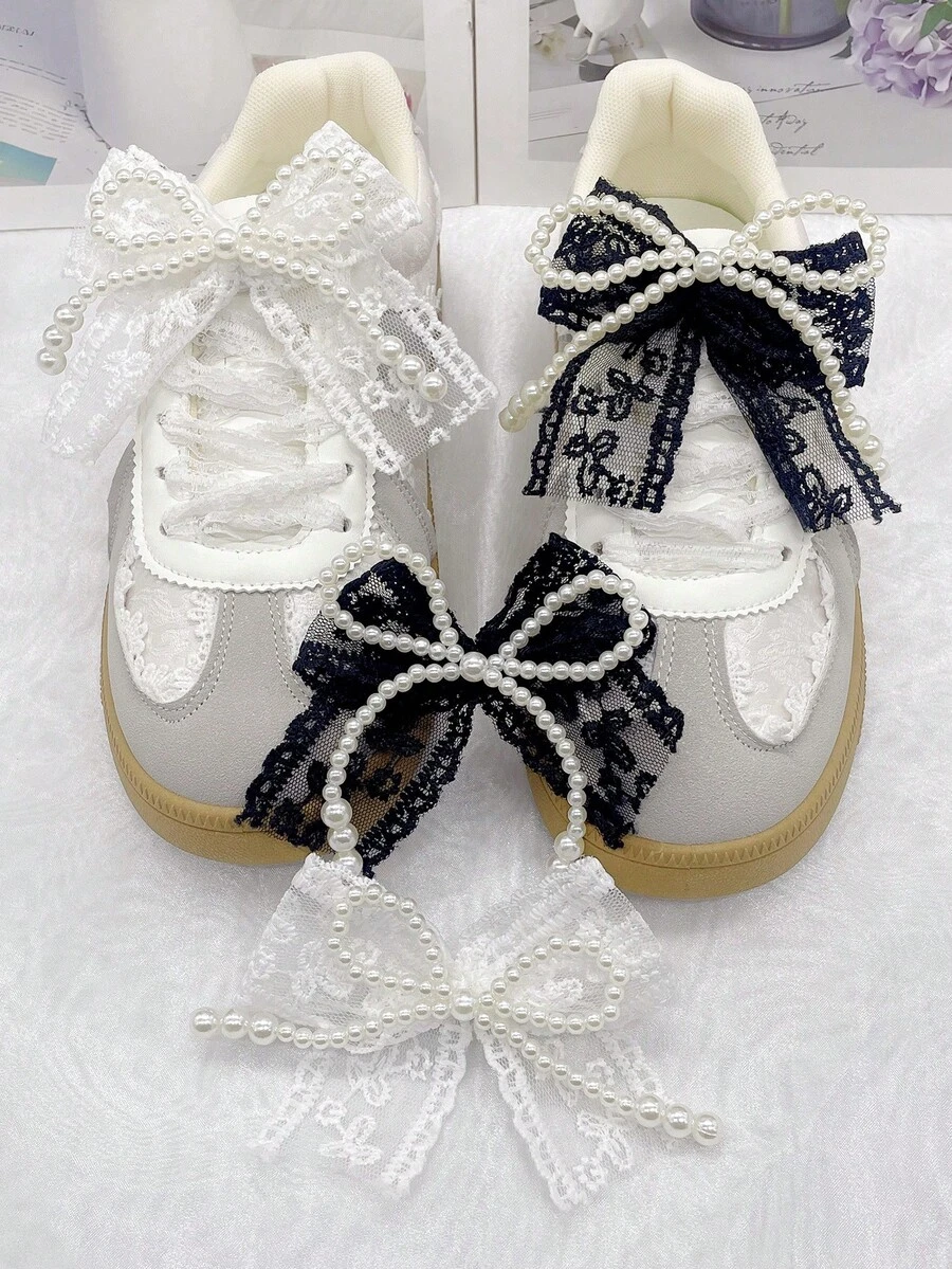 2件装黑白蕾丝人造珍珠蝴蝶结鞋饰 DIY饰品 适用于女士靴子运动鞋 可拆卸鞋带扣装饰 多功能鞋夹配件 适合女士系带鞋 圣诞节 万圣节 情人节 生日 节日派对礼物（不含鞋子）