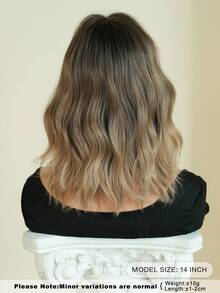 AKAKO Tóc giả ngắn gợn sóng màu vàng cam ombre cho nữ, kiểu tóc bob xoăn bồng bềnh với mái, chân tóc tối màu, chất liệu tổng hợp cao cấp mềm mại, chịu nhiệt, thích hợp sử dụng hàng ngày, lễ hội âm nhạc và hóa trang Halloween. Chiều dài 14 inch. - Tóc vàng ombre - Xem 3