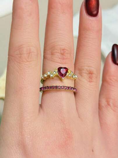 一套两枚双层心形可调节戒指，设计优雅甜美。注：由于拍摄角度不同，颜色可能略有差异。