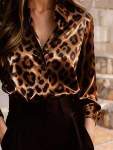 JOVI SHEEN 时尚优雅前扣女式衬衫，豹纹印花，缎面材质，适合秋冬穿着，可作办公室衬衫、女士衬衫，也适合春假穿着。 - 鏽棕色 - 查看 5