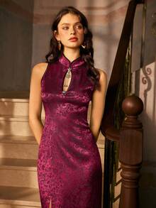 Faeriesty 优雅无袖立领旗袍 | 全身花卉图案旗袍，侧边高开衩，领口饰有精美纽扣 | 传统中式晚礼服，适合正式商务活动、豪华宴会、文化庆典、婚礼及红毯等场合，夏季 - 酒紅色 - 查看 6