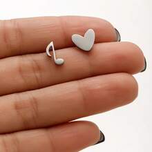 一对金色音符心形耳钉，适合日常佩戴，也是很棒的情人节礼物。 - GED678 - 查看 7