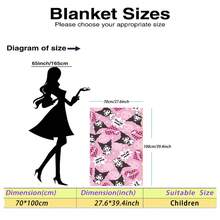 SANRIO 酷洛米主题法兰绒毯，浅粉色和黑色配色，印满可爱的酷洛米图案，点缀着爱心和星星，甜美又酷炫，既美观又实用，可作为礼物或乔迁之喜用品，适合沙发、卧室、露营和旅行使用。 - 彩色 - 查看 17