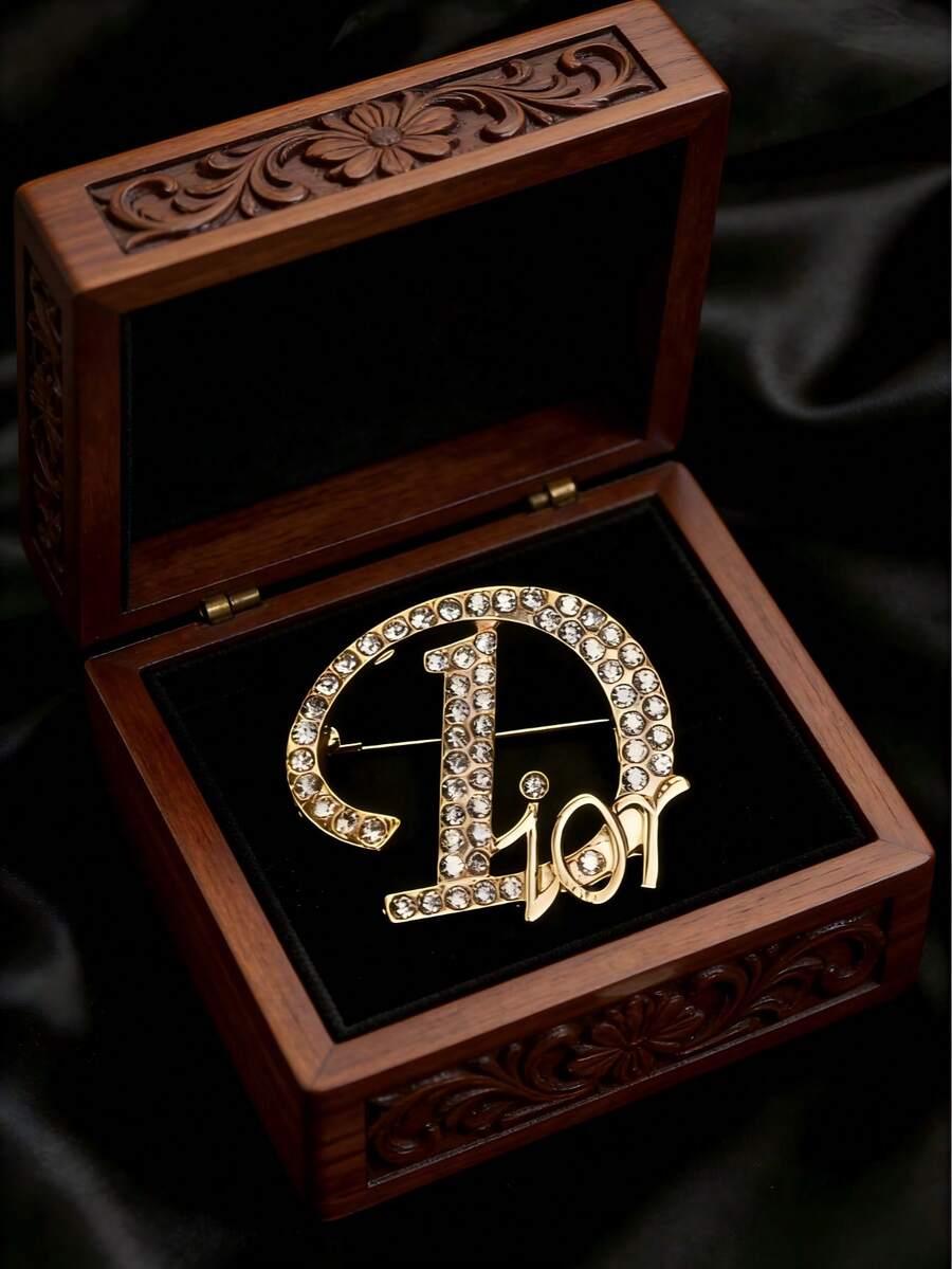 女士奢华胸针 - 采用锌合金材质，防水耐用，饰以璀璨夺目的装饰。这款优雅的胸针是周年纪念礼物的理想之选，适合日常佩戴和社交场合，一年四季皆宜。它也可用作生日礼物、节日纪念品，或赠送给家人、朋友或伴侣。 - 彩色 - 查看 1