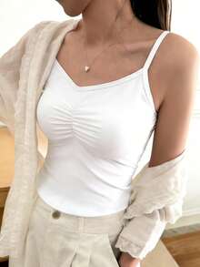 女士白色V领荷叶边吊带背心 - 内置胸垫，无需文胸，修身剪裁 - 白色 - 查看 5