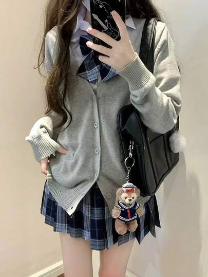 【春・秋用】Vネックカーディガン | ベーシックデザインで学園風・通勤に合わせやすく、スタイルアップを叶えるJK制服コーデの必須ニット