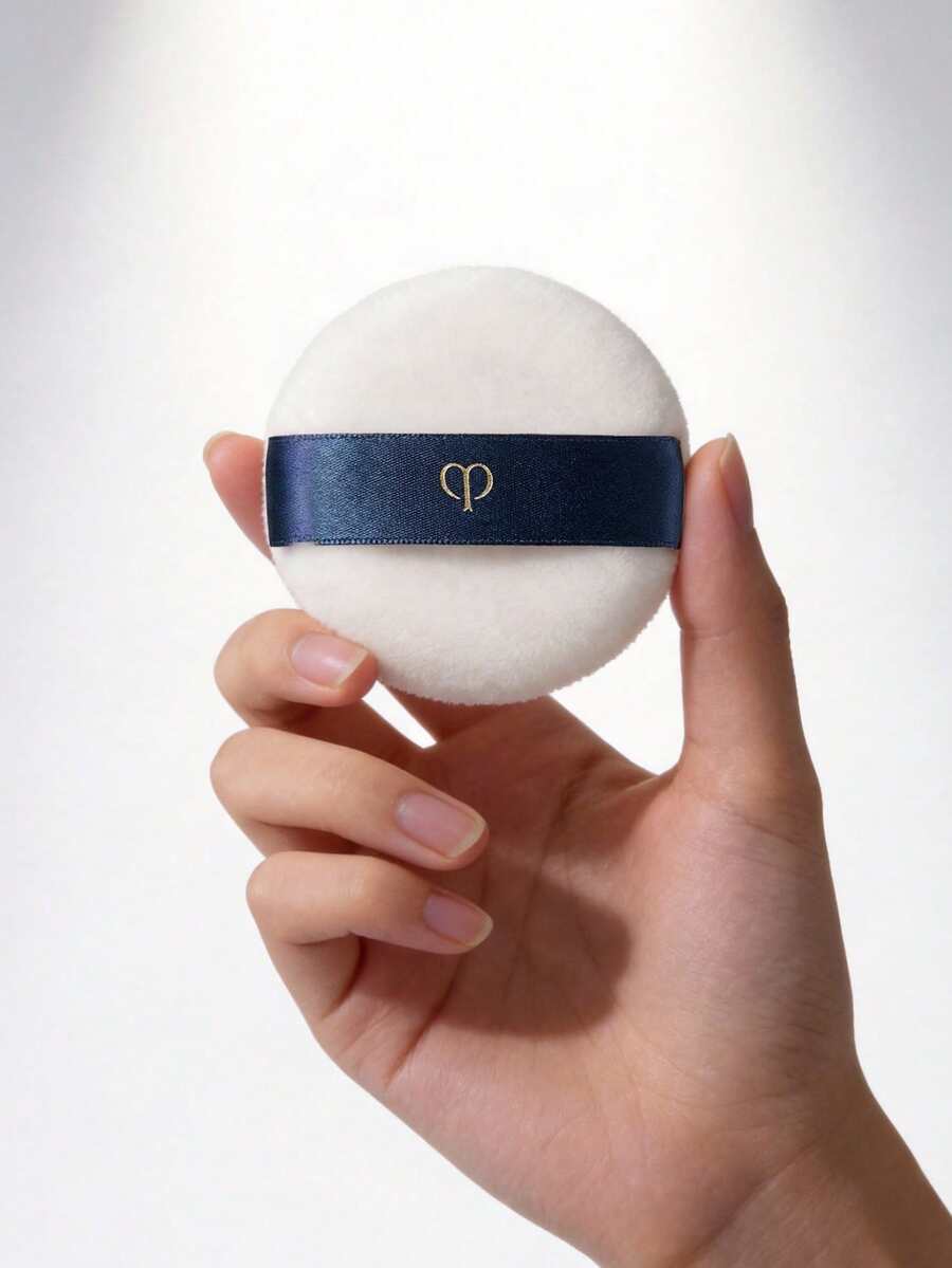 CPB Borla de polvo redonda con cinta de satén, textura de terciopelo blanco, para fijar el maquillaje y lograr un cutis perfecto - Azul y blanco - Ver 1