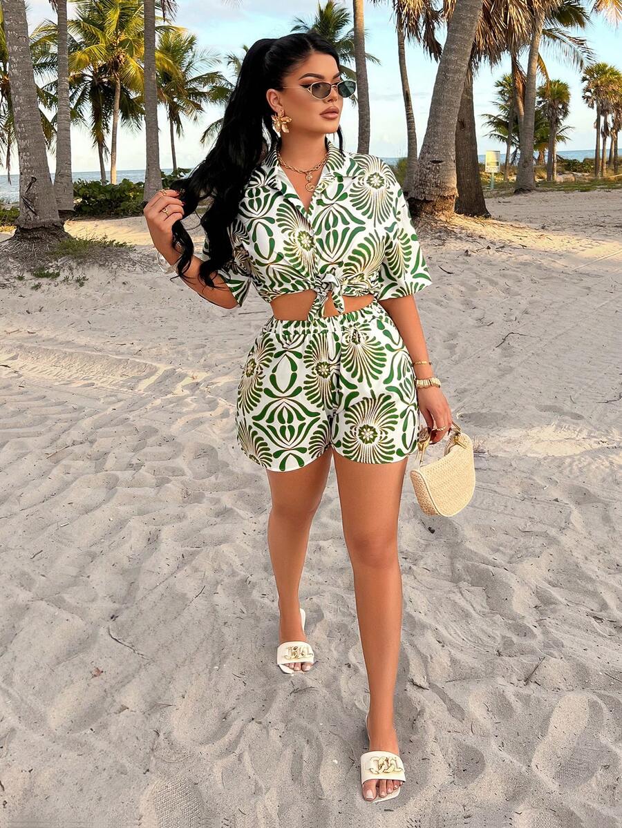 AIJ Amarilo 女士波西米亚风绿色和白色几何印花两件套，包括系带露脐上衣和高腰短裤，休闲沙滩度假服装套装 - 綠色 - 查看 1