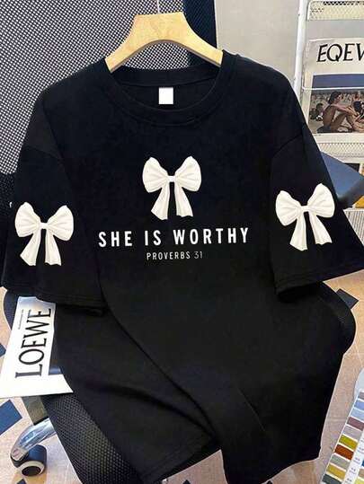 这款女士休闲短袖T恤饰有蝴蝶结和字母印花，非常适合春夏穿着。它适合日常穿着、外出、聚会、上学、音乐节、度假、通勤等各种场合。它也是送给家人、男女朋友的绝佳礼物，尤其适合年轻女孩。