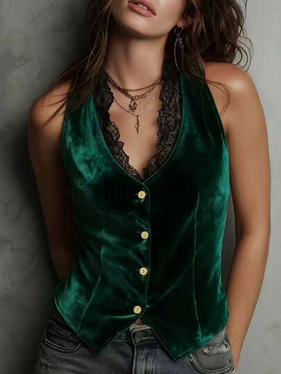 Elegant sammetslambé för kvinnor dekorerad med kontrasterande spetskant och knappar framtill