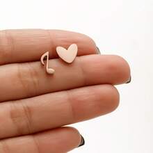 一对金色音符心形耳钉，适合日常佩戴，也是很棒的情人节礼物。 - GED678 - 查看 6