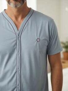 Conjunto de pijama masculino de manga curta com lapela, fechamento frontal com botões e elasticidade média. - Cinza - Visão 2