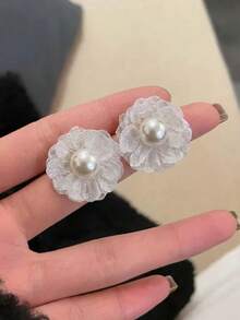 一对简约优雅蕾丝花朵耳钉，适合少女日常及节日佩戴。 - 蕾絲花朵 - 查看 3
