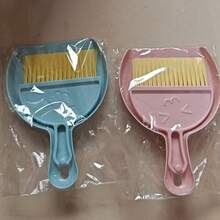 一套迷你手持簸箕和扫帚两件套，适用于桌面、家庭厨房、客厅和庭院。这套产品包含一个簸箕和一把扫帚，可用于清洁汽车内饰、桌面、家用键盘和宠物。简约可爱，是生日礼物、朋友礼物和圣诞礼物的理想之选。 - A - 查看 11