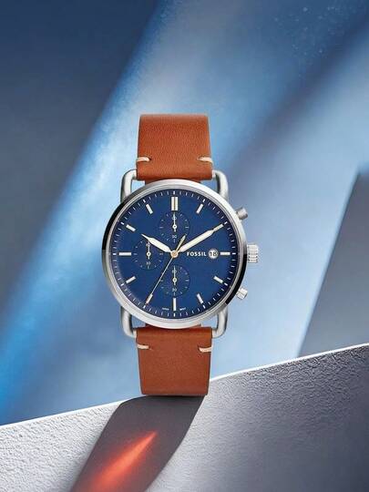 Fossil 男士石英表，大表盘星空蓝表盘，棕色皮表带，三针设计，时尚多功能石英表，适合日常通勤和商务场合。