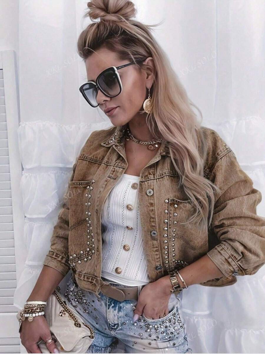 [Hot Girls, Grab This! This Studded Denim Jacket Covers Your Eye-Catching Looks] Who Can Resist A Vintage Denim Jacket Covered In Studs? Light Blue Wash Delivers Fresh Street Vibes, While Vintage Brown Leans Into Retro Relaxation-Two Colors To Suit Different Styles. The Relaxed Cropped Fit Hides Flaws And Flatters Proportions, With Metal Studs + Frayed Details To Amplify Sweet-Cool Style. Pair With A Bandeau For A Festival Hot Girl Look, Or Wide-Leg Pants To Switch To Commuter Cool. Whether It's Market Runs With Friends Or Night Clubbing, It's A Plus For American-Style Outfits. No Need To Overthink Styling-This Highlighted Jacket Lets You Stand Out Effortlessly! - 棕色 - 查看 1