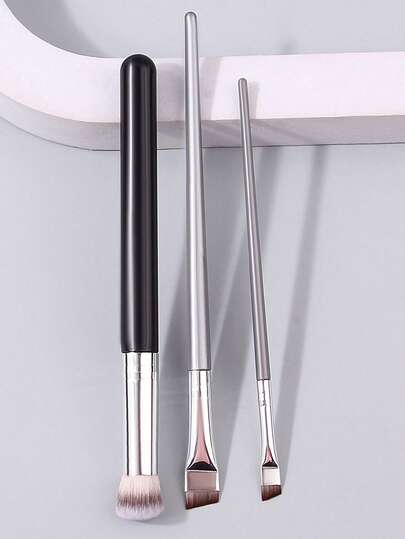 3件套新手眼部化妆刷套装，包括软毛遮瑕刷、多功能精准眼线刷和斜角眉刷。